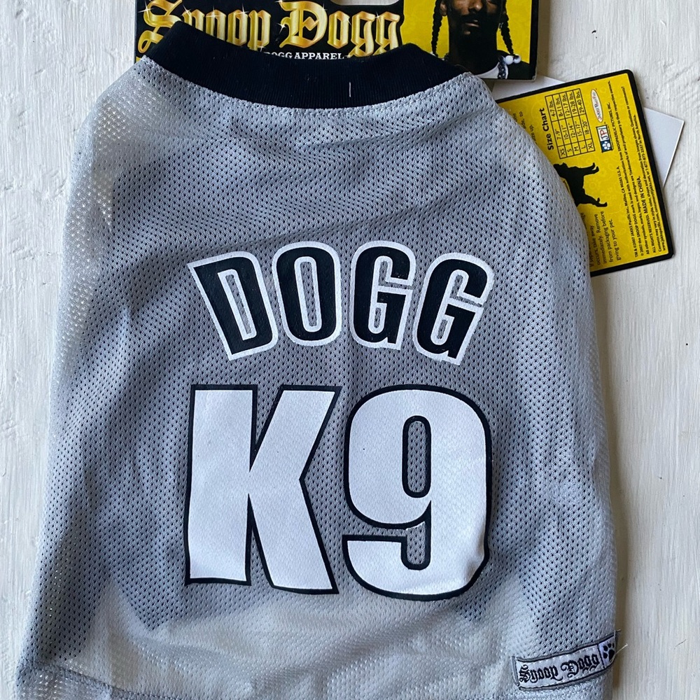 Snoop Dogg dog shirt size Medium. Can be a Halloween Costume.